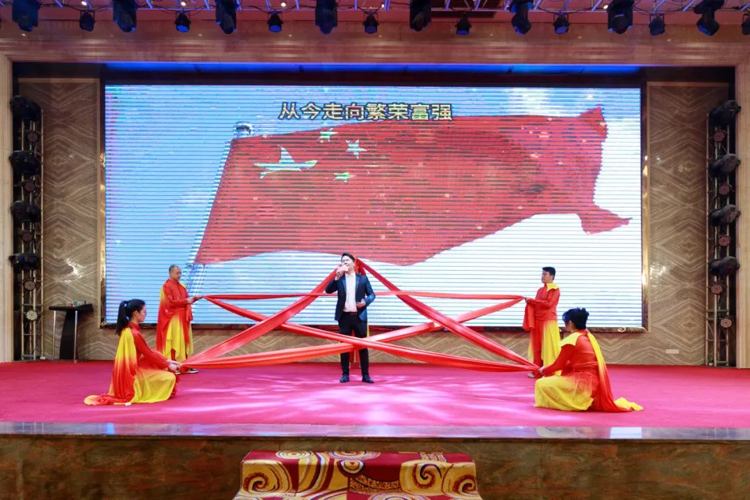 聚勢·創(chuàng)變·敢為 | 強輝集團2025年迎新晚會圓滿結(jié)束，共繪未來新藍圖(圖25)